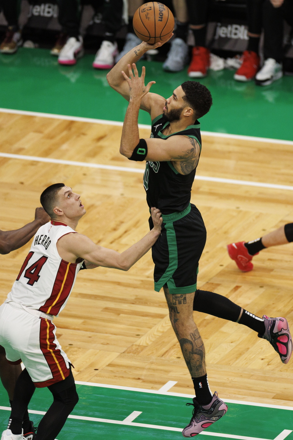 冲刺阶段波士顿凯尔特人备战德甲，绝杀压哨细节曝光，态度坚定，资深球员宣示担当的简单介绍